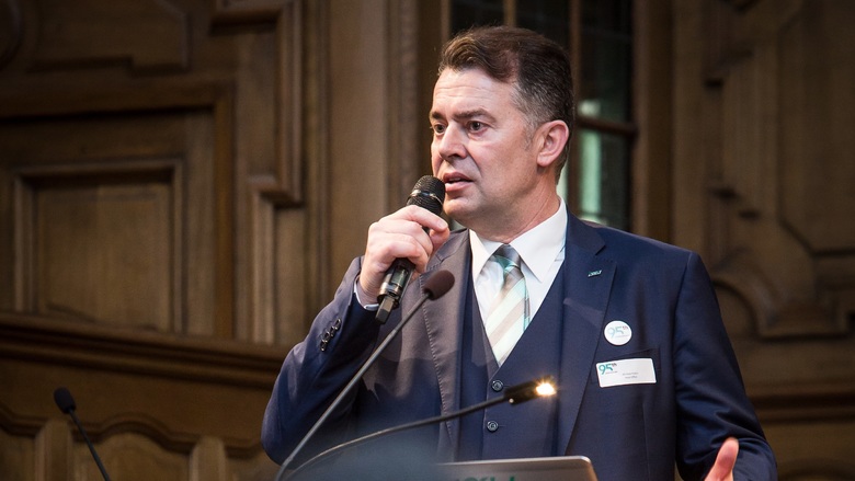 Michele Puttini, πρόεδρος της GC Europe, απευθύνει χαιρετισμό στον εορτασμό της 95ης επετείου της GC. (φωτογραφία: GC Europe)