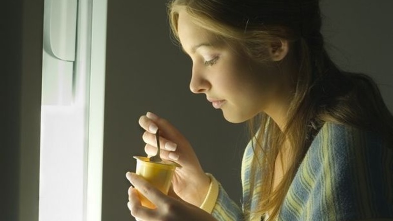 Τα νυχτερινά σνακ βλάπτουν τα δόντια