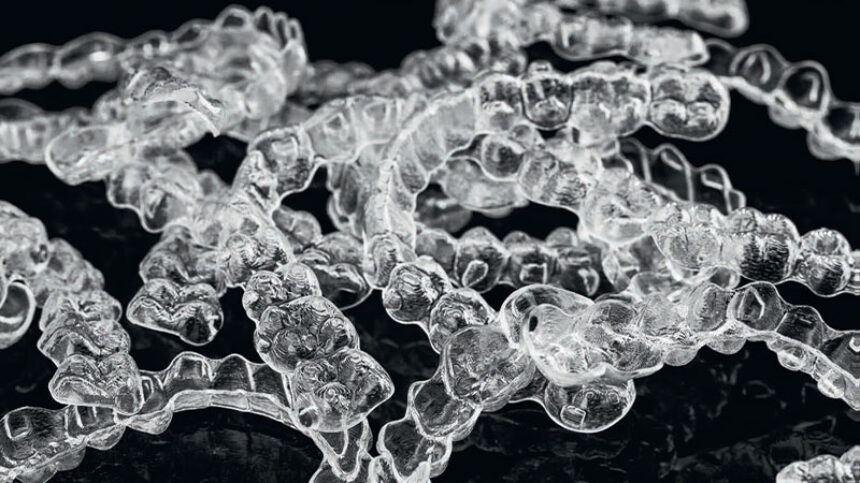 Πόσο μακριά έχει πάει τους διαφανείς ορθοδοντικούς νάρθηκες η τρισδιάστατη εκτύπωση;