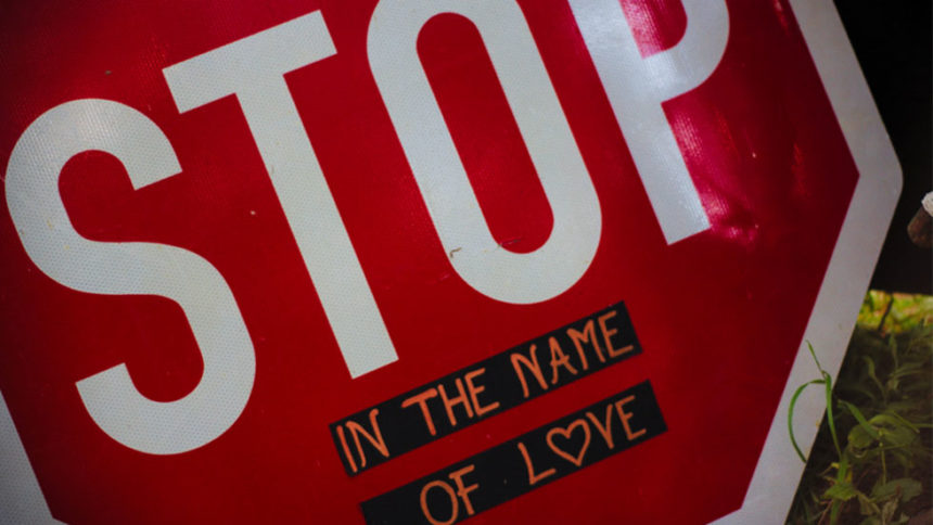 Ο κορωνοϊός αλλάζει τις συνήθειες των ανθρώπων και τα έθιμα σε όλον τον κόσμο