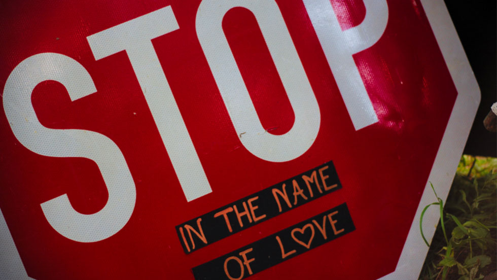 Ο κορωνοϊός αλλάζει τις συνήθειες των ανθρώπων και τα έθιμα σε όλον τον κόσμο