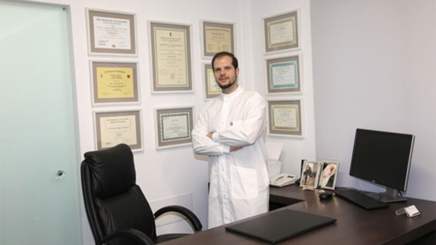 Ένα απόγευμα στο χειρουργείο με τον περιοδοντολόγο Δημήτρη Ξυγκά